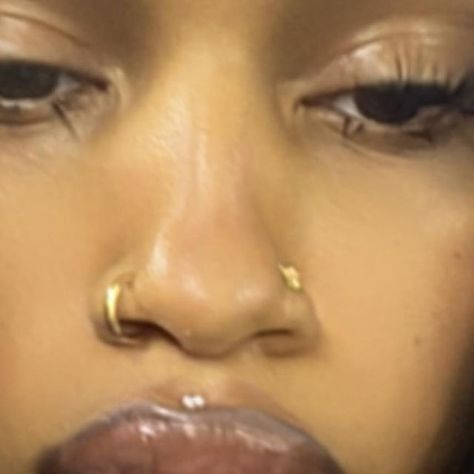 Lunes🦇 on Instagram: "Me vs. The things I made this week" Gold Piercing Jewelry, Gold Nose Piercing Aesthetic, Gold Piercings Nose, Piercing On Black Women, Piercings Baddie, Piercing Black Women, Nose Piercing Aesthetic, Nose Piercing Gold, Nose Peircing