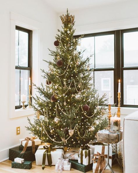 Modern Christmas Tree, Christmas Tablescape, Christmas Tree Inspiration, Christmas Time Is Here, Minimalist Christmas, In The Corner, Boho Christmas, Decoration Inspiration, Noel Christmas