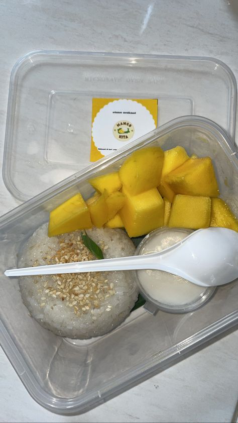 Mango Sticky Rice Cup, Mango Sweet, Makanan Aesthetic, Mango Sticky Rice, Blur Photography, Food Pack, Thai Dessert, Sticky Rice, Botol Air