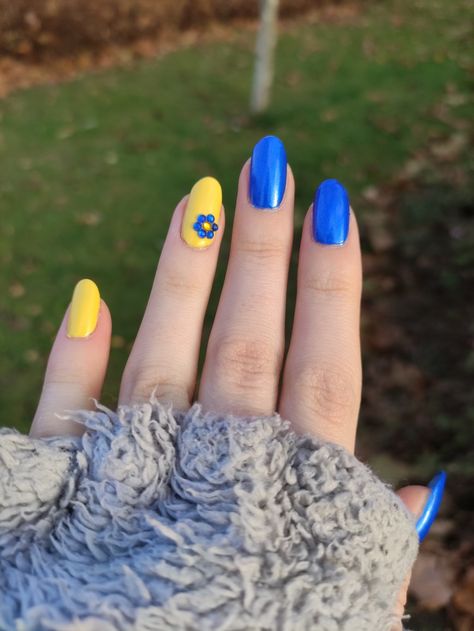 Blue Yellow Nail Art, Yellow And Blue Nail Ideas, Blue White Yellow Nails, Blue And Yellow Manicure, Navy Yellow Nails, Blue And Yellow Nails Short, Yellow And Navy Blue Nails, Blue And Yellow Nail Art, Blue Yellow Nails Designs