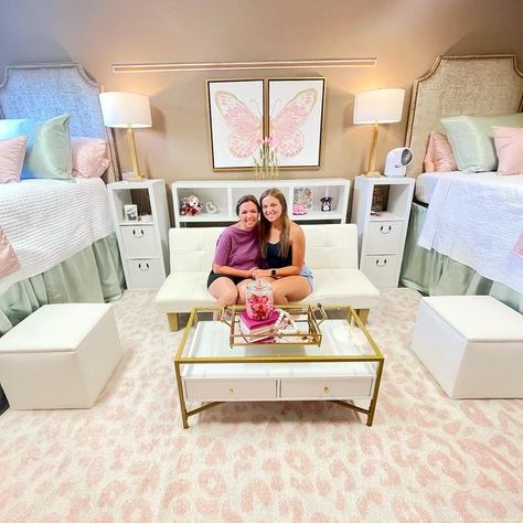 Green And Pink Dorm Room, Dorm Living Room Ideas, Pink And Green Dorm Room, Tcu Dorm, Bama Dorm, Pink Dorm Room Ideas, Baylor Dorm, College Instagram, White Dorm Room