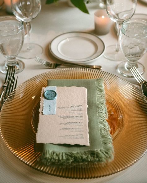 👇 Below are 3 ideas you can borrow for planning your wedding: 1. If your plates are going to be at the buffet table, consider renting a charger plate (like the gold charger plate, pictured) so that your reception tables look more complete & finished, even without the dinner plate present 2. Layer your glassware heights with one taller, stemmed glass and one shorter glass. The shorter glass should be between 1/2 and 2/3 the height of the tall glass for proper proportions 3. Add a colourful,... Simple Plate Setting, Place Settings Without Plates, Plate Setting Wedding, Wedding Plate Setting, Gold Charger Plate, Plate Setting, Plates Wedding, Short Glass, Gold Chargers