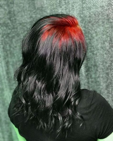 Red Dyed Roots On Black Hair, Black Hair Coloured Roots, Red Root Hair, Red Roots With Black Hair, Red Shadow Root Black Hair, Colorful Shadow Root, Ghost Roots Hair Red, Coloured Roots On Black Hair, Red Ghost Roots Black Hair