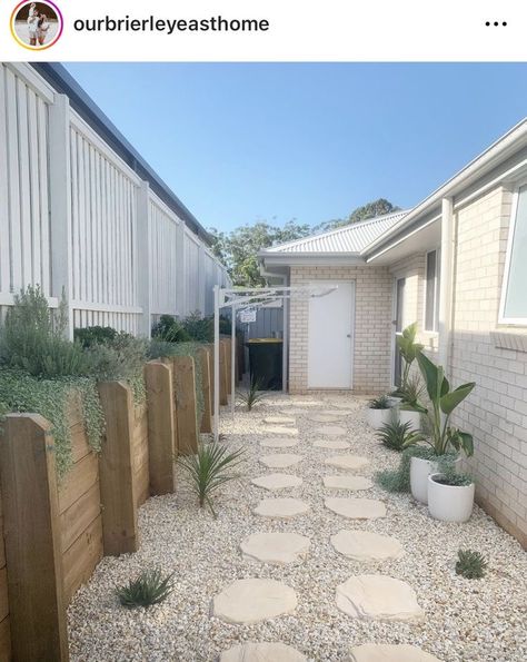 Backyard Alley Ideas, Pavers And Pebbles, Coastal Landscaping Ideas, Hamptons Landscaping, Pebbles Garden, Pebble Landscaping, Backyard Vegetable Garden, Beach House Garden, Hampton Garden