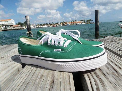 Vans authentic green Vans Tennis Shoes Outfit, Green Vans Outfit, Vans Old Skool Outfit, Vans Tennis Shoes, Green Vans, Tennis Shoes Outfit, Vans Outfit, Blue Vans, Shirt Stays