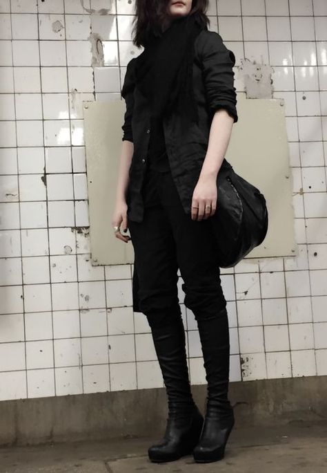 Imgur: The most awesome images on the Internet Pointy Shoulders, Casual Goth, Tokyo Street Fashion, Cyberpunk Fashion, Androgynous Fashion, Looks Black, All Black Outfit, Mode Inspo, Grunge Style