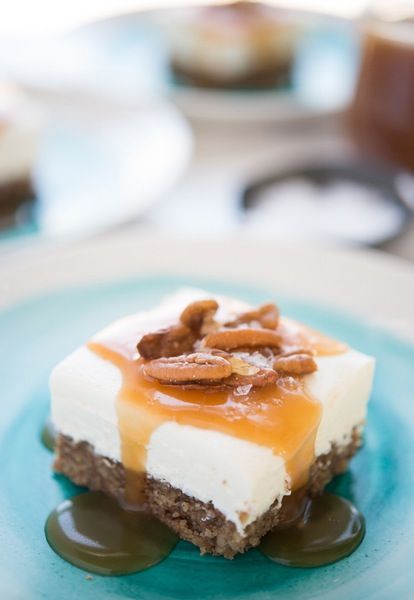 Labneh Cheesecake Bars With Salted Honey Sauce Honey Sauce Recipe, Make Cheesecake, Yogurt Cheese, Dessert Mousse, Honey Sauce, Recipes Dessert, Easy Treats, Cheesecake Bars, Keto Dessert Recipes