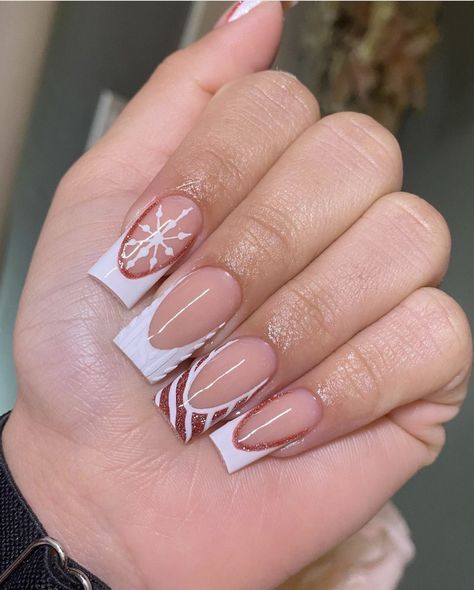 Short Acrylic Nails Coffin Christmas, Chri Stmas Nails, Christmas Theme Acrylic Nails, Chismas Ideas Nails, Christmas Nails Winter Square, Holiday Coffin Nail Designs, Christmas Nails2023, White And Red French Tip Nails, Medium Christmas Nails