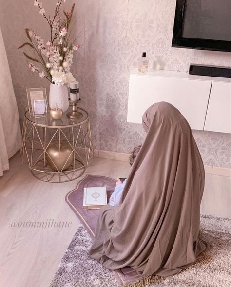 Dubai Money, Muslim Prayer Room Ideas, Street Hijab, Prayer Room Ideas, Bedroom Nook, Cute Couple Dancing, Muslim Images, Street Hijab Fashion, Flowery Wallpaper