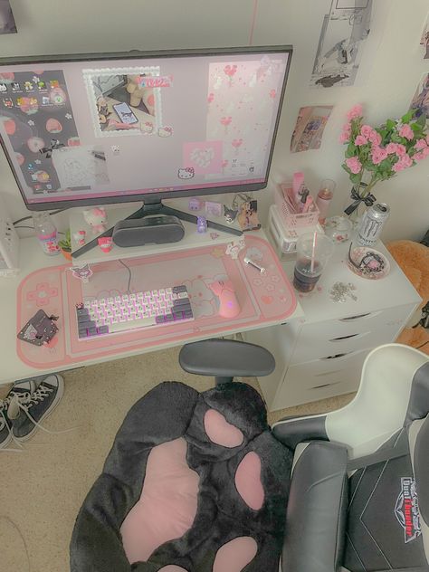 Coquette Pc Setup, Pink And Black Gaming Setup, Coquette Gaming Setup, Pink Gamer Aesthetic, Kawaii Gamer Room, Kawaii Room Aesthetic, Kawaii Gaming Setup, Emo Room, Feminine Room