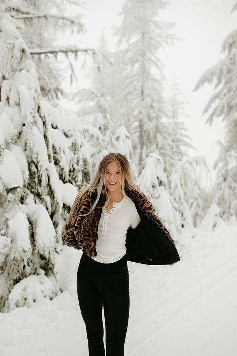 Photo Shoot In The Snow, Winter Senior Photo Ideas, Senior Photos Winter, Christmas Senior Pictures, Winter Session, Senior Pictures Winter, Senior Winter Pictures Ideas, Winter Senior Picture Ideas, Winter Photo Shoot