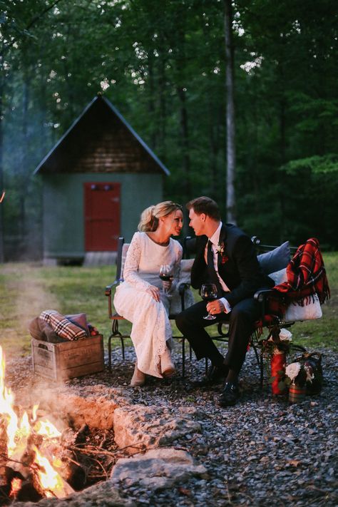 Campfire Wedding, Bonfire Wedding, Chic Wedding Style, Campground Wedding, Backyard Celebration, Summer Camp Wedding, Small Backyard Wedding, Wedding Stills, Cabin Wedding