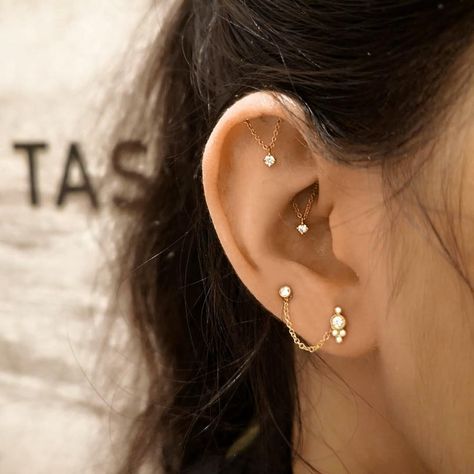 Maria Tash on Instagram: “Styling so good it should start a chain reaction. ⁠ Spotlight on our first client to get both the Tash Helix℠ and Tash Hidden Rook℠…” Constellation Piercings, The Dubai Mall, Unique Ear Piercings, Ear Curation, Ear Lobe Piercings, Mod Jewelry, Curated Ear, Maria Tash, Cool Ear Piercings