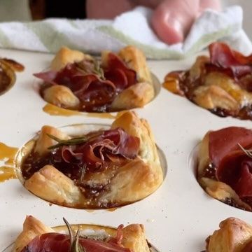 Mike Kubiesa on Instagram: "🔥🔥 Who needs a last minute appetizer idea??l If you’re heading to the store last minute today, pick up the ingredients for these carmalized onion, brie and prosciutto puff pastry cups with rosemary and fig jam. These are literally so easy to make and always a favorite! @mikekubiesa These are perfect for any gathering or party!🔥🔥 #appetizer #party #christmas #holiday #party #happynewyear" Prosciutto Puff Pastry, Prosciutto Cups, Brie And Prosciutto, Carmalized Onion, Puff Pastry Cups, How To Carmalize Onions, Onion Appetizers, Pastry Cups, Last Minute Appetizer