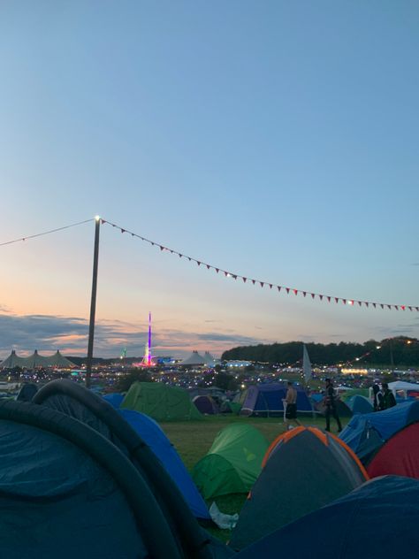 Camping | tents | festival | summer | sunset | leeds | uk | evening | vibey | aesthetic | pretty | north | west yorkshire Festival Aesthetic Uk, Uk Summer Aesthetic, Music Festival Tent, Festival Campsite, Festival Camping Setup, Summer Evening Aesthetic, Inter Railing, Leeds Fest, Festival Uk