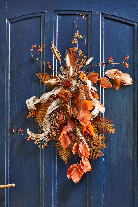 18 Festive Fall Wreath Ideas for a Stunning Seasonal Display Fall Door Swag, Unique Front Door, Diy Fall Wreath Ideas, Diy Fall Wreaths, Autumn Elements, Unique Front Doors, Front Door Swag, Fall Wreath Ideas, Autumn Spirit