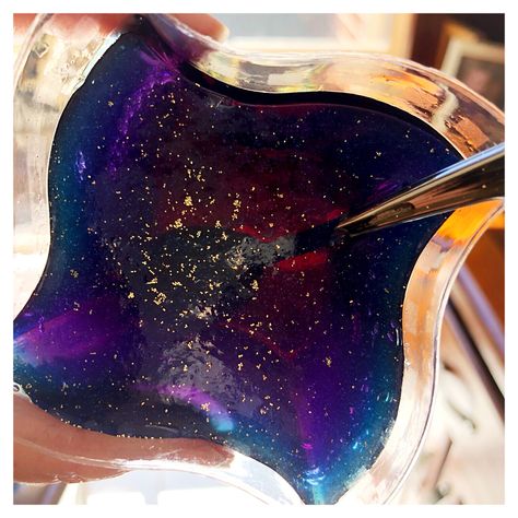 Galaxy jelly / jello for a Star Wars or Space themed kids party. Space Jello Cups, Galaxy Jello Shots, Galaxy Jello, Jelly Character, Space Party Food, Potion Party, Themed Dinners Ideas, Food To Impress, Space Party Ideas