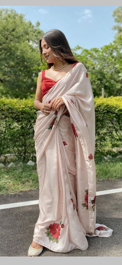 Modern Saree Photoshoot Poses, Saree For Traditional Day, Sari Asthetic Pic, Asthetic Saree Look, Asthetic Saree Pose Ideas, Asthetic Saree Pic, Saree Asthetic Poses, Traditional Look Poses, Saree Poses Aesthetic