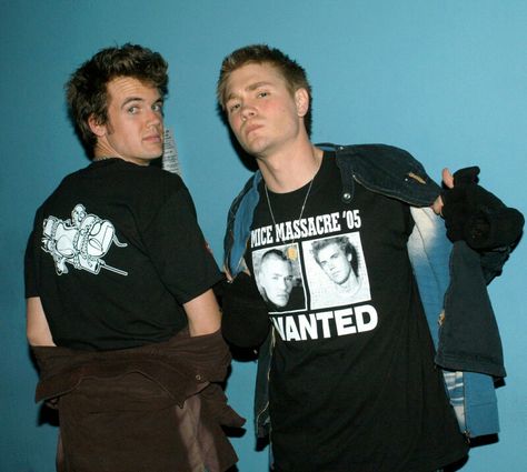 Chad Michael Murray (Lucas Scott) and Chris Keller (Tyler Hilton) Chris Keller, Chris Keller One Tree Hill, One Tree Hill Nate, Oth Cast, Tyler Hilton, One Tree Hill Behind The Scenes, One Tree Hill Cast Behind The Scenes, Notting Hill Quotes, People Always Leave