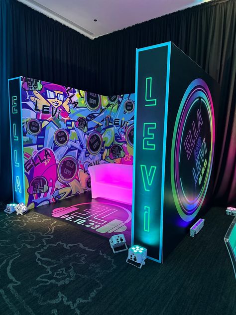 Neon Booth Design, Photo Station Ideas, Led Photobooth, Neon Photobooth, Neon Photo Booth, Insta Wall, Activation Booth, Bar Mitzvah Themes, Event Entry