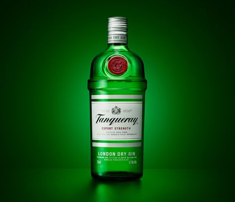 Whiskey Photography, Gin Tanqueray, Johnnie Walker Whisky, Tanqueray Gin, Premium Beer, Fancy Script, London Dry Gin, Mixed Drinks Recipes, Gin Bottles