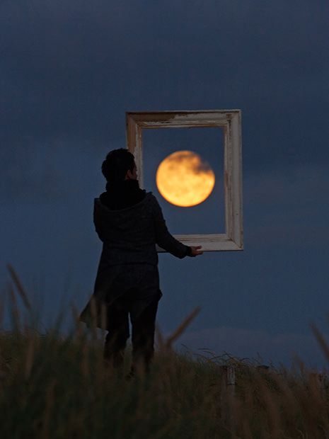 Frame. Photo Illusion, Looking At The Moon, Forced Perspective, Shoot The Moon, Charcoal Drawings, Digital Photography School, Foto Tips, Moon Photography, Bohol