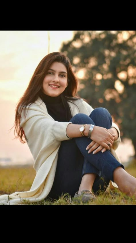 Momina Sundas, Sisters Photoshoot Poses, Friend Poses Photography, Photography Posing Guide, Stylish Photo Pose, Portrait Photography Poses, Best Photo Poses, Photography Poses Women, Couple Photography Poses