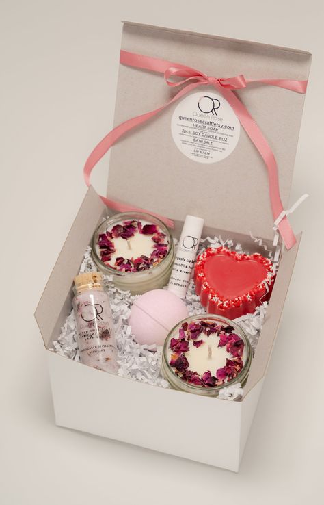 Gift Set For Girlfriend, Gift For Women Day, Soap And Candle Gift Set, Gift Box Ideas Valentines Day, Gift Set Ideas For Women, Spa Gift Box Ideas, Valentines Gift Box Ideas, Gift Ideas Expensive, Gift Wrapping Ideas Birthday