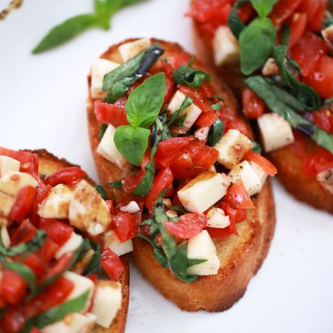 This bruschetta with mozzarella recipe is the perfect appetizer. Easy to make, super fresh, and tastes fantastic. Everyone will fall in love with this combination of tomato, basil, and mozzarella. And the aromatics of this dish are incredible. Baguette Bread Recipe, Bruschetta Recipe Mozzarella, Bruschetta Mozzarella, Baked Risotto Recipes, Bruschetta With Mozzarella, Tomato Basil And Mozzarella, Mozzarella Appetizers, Tomato Bruschetta Recipe, Easy Bruschetta Recipe