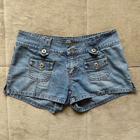 Y2K 2000s Low Rise Denim Light Wash Mini Shorts With Adorable Pockets #y2k #2000s #y2kfashion #2000sfashion #shorts #summer2023 Darker Outfits, 2000s Shorts, Y2k Outfits Winter, Y2k Drawings, Aesthetic Y2k Outfits, Y2k Outfits Street Styles, 2000s Low Rise, Y2k Outfits Aesthetic, Y2k Outfits Men