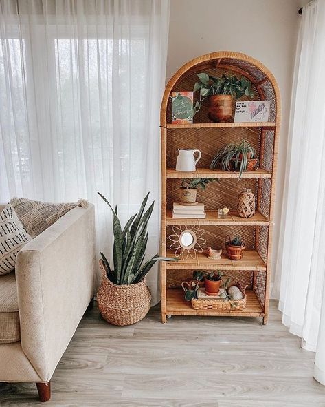 bohemian shelf styling inspiration with plants and organic elements. Casa Vintage, Wooden Shelf, Decoration Inspiration, Boho Living Room, Living Room Inspo, A Living Room, Room Inspiration Bedroom, Book Shelf, Hollywood Glamour