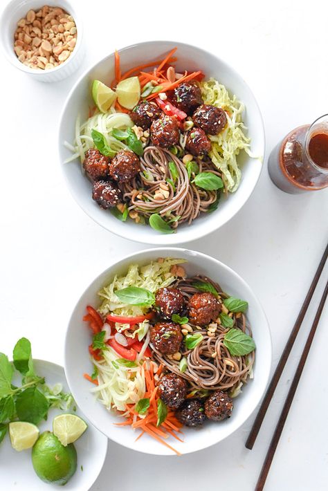 Soba Noodles with Sriracha Meatballs makes a fresh and healthy Asian-inspired noodle lunch or dinner | foodiecrush.com Light Pasta Recipes, Sriracha Meatballs, Koreansk Mad, Soba Noodles Recipe, Asian Inspired Salad, Meatball Dinner, Healthy Asian, Soba Noodle, Best Crockpot Recipes