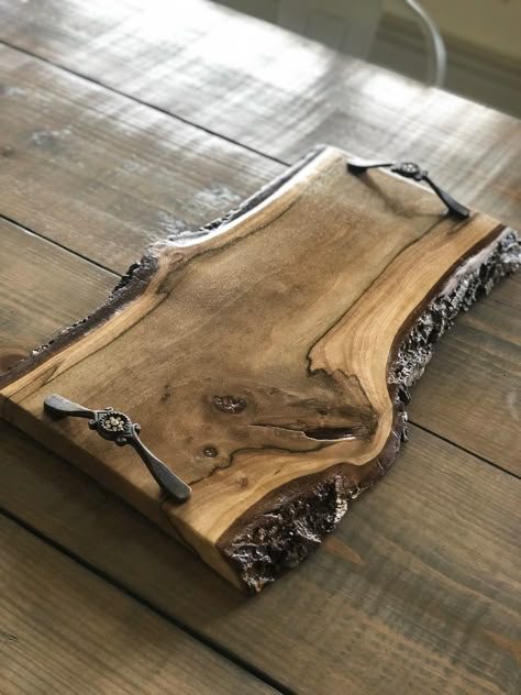 Diy Wood Christmas Gifts, Rustic Wooden Tray, Diy Projects Wood, Charcuterie Board Diy, Minwax Stain Colors, Wood Working Ideas, Wood Working Projects, Rustic Woodworking, Minwax Stain