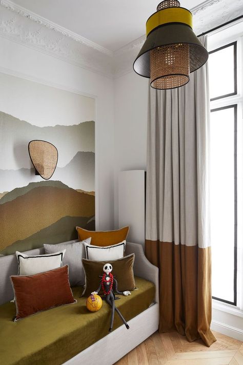 Masculine Bedroom Decor, Neo Art Deco, Color Block Curtains, Floor To Ceiling Curtains, Masculine Bedroom, Sculptural Furniture, Plain Curtains, Decor 2024, Curtain Designs