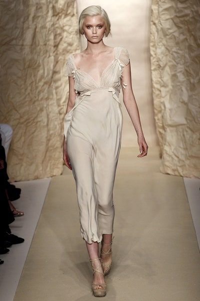 Donna Karan Spring 2011 Ready-to-Wear Collection - Vogue Elaena Targaryen, Dona Karan, Glamorous Chic Life, Donna Karan Dress, Fab Frocks, Birthday Fashion, Resort Fashion, Romantic Dress, Donna Karan