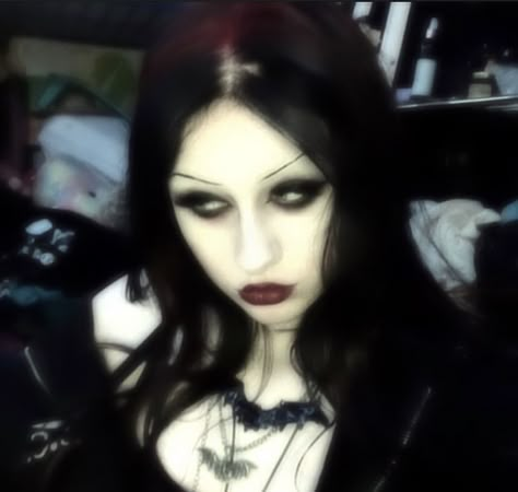 2000s Goth Makeup, Emo Style 2000s, Mall Goth Makeup, Mall Goth Aesthetic, Grungy Makeup, Goth Theme, Men Wearing Makeup, 2000s Mall Goth, Vampy Makeup