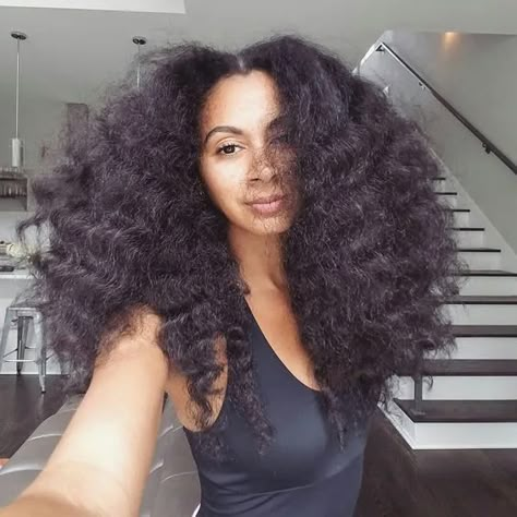 Mineral Deposits May Be Wrecking Your Hair Even If You Have Soft Water — BELLEMOCHA.com Hair Colorful, Beautiful Natural Hair, Natural Hair Beauty, Long Natural Hair, Natural Hair Inspiration, Instant Messaging, Hair Crush, Natural Hair Growth, Long Curly Hair