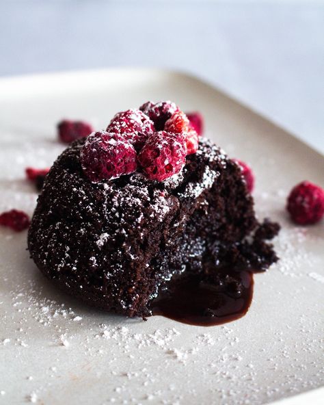 Dark Chocolate Lava Cake for Two Lava Cake Aesthetic, Chocolate Lava Cake For Two, Dark Chocolate Lava Cake, Lava Cake For Two, Justine Snacks, Best Oatmeal Raisin Cookies, Cake For Two, Raspberry Chocolate, Molten Chocolate