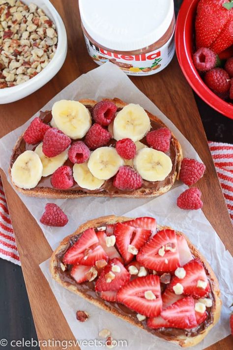 Nutella Toast - Toasted bread topped with creamy Nutella and fresh fruit. A simple, delicious recipe that can be served for breakfast or dessert. Breakfast Ideas With Bread, Nutella Toast, Toast Toppings, Toasted Bread, Nutella Recipes, Breakfast Bake, Clean Eating Snacks, Pretty Food, Breakfast Ideas