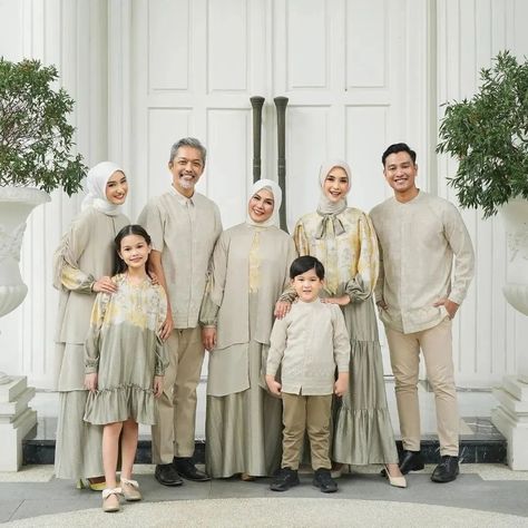 Dapatkan  fashion dan style anda disini,, dan Dapatkan segera diskon nya.... #ootdhijab #muslimFashion #hijabfashion Eid Family Outfit, Lebaran Outfit, Ootd Lebaran, Dress Lebaran, Eid Photoshoot Ideas, Family Photo Studio, Eid Fashion, Eid Photos, Kebaya Dress