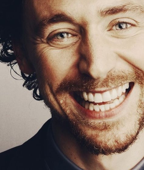 Tom Thomas William Hiddleston, Smiles And Laughs, Tom Hiddleston Loki, Just Smile, Most Beautiful Man, Chris Hemsworth, Happy People, The Villain, Perfect Man