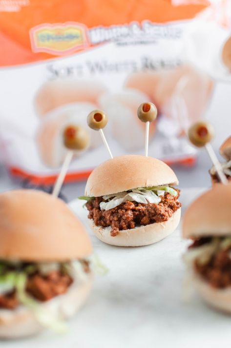 Celebrate Halloween with Rhodes and these spooky Halloween Sliders. Pimento stuffed olives make creepy monster eyes atop these taco sliders. Halloween Sliders, Taco Sliders, Halloween Sandwiches, Menu Halloween, Food And Drink Recipes, Spooky Dinner, Halloween Party Appetizers, Healthy Sandwich Recipes, Taco Fillings