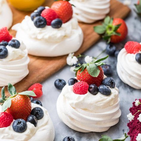 Pavlova Classic Pavlova, Mini Pavlovas, Sugar Spun Run, Mini Pavlova, Pavlova Recipe, Blueberry Lemon Cake, Strawberry Cream Cheese, Meringue Cookies, Blueberry Cake