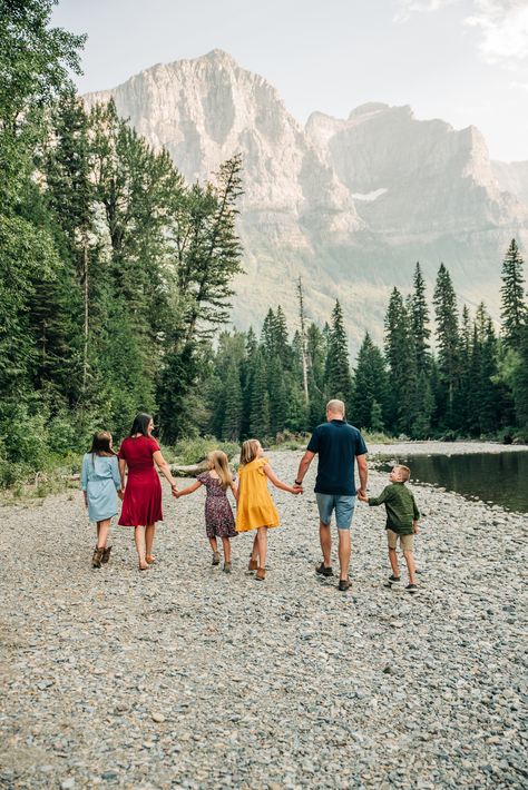 Glacier National Park family photos. National Park family photos. Outdoor family photos. Outdoor family Photoshoot. Outdoor family photo ideas. Camping Family Photos, Family Photoshoot Outdoor, Family Photos Outdoor, Park Family Photos, Mountain Family Photos, Outdoor Family Photoshoot, Mountain Photoshoot, Alaska Mountains, Alaska Photos