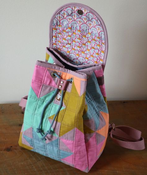 #PembinaBackpack made by Jordan Porter #blanketstatementpatterns Quilted Backpack Pattern, Homemade Backpack, Fun Color Palette, Retro Quilt, Bags Inspiration, Stars Quilt, Handmade Backpacks, Quilted Backpack, Backpack Pattern