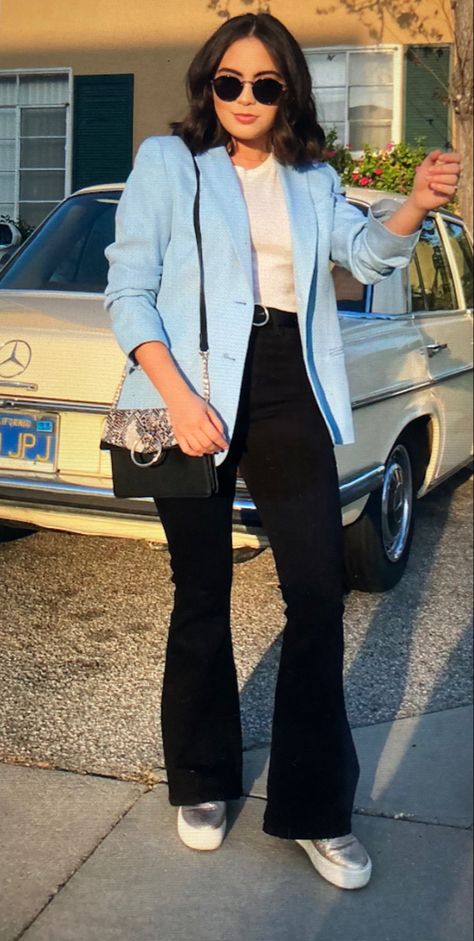 Jessica Neistadt Outfits, Flares Outfit Curvy, Black Flare Pants Outfit Midsize, Flare Pants Office Outfit, Flare Jeans Blazer Outfit, Black Flare Pants Outfit Classy, Flare Jeans And Blazer Outfit, Outfit Con Flare Pants, Flare Pants Outfit Formal