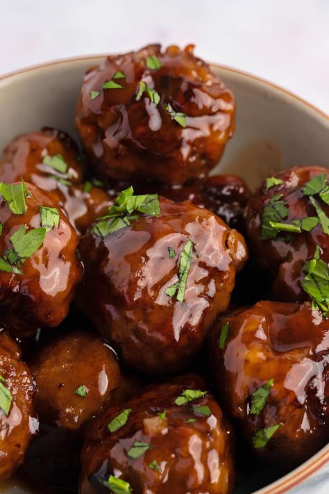 These sweet and sour meatballs are perfect for any party! With just a few simple steps, you'll have an appetizer everyone will love. Easy Meatball Sauce, Meatballs Easy Recipe, Sweet N Sour Meatballs, Meatballs Sauce Recipe, Sweet Meatballs, Cooking Frozen Meatballs, Sweet And Sour Beef, Savory Meatballs, Lemon Garlic Pasta