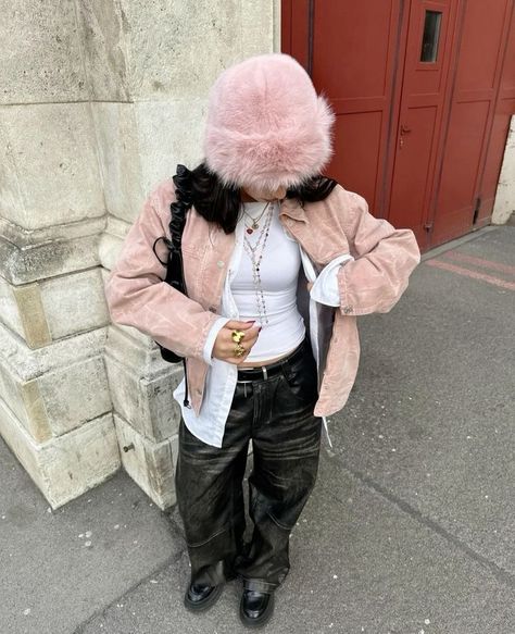 Pink Cap Outfit, Fur Hat Outfit, Outfit Ideas For School Summer, Baggy Pants Black, Fashion Outfits Spring, Leather Pants Black, School Fits Highschool, Low Waist Pants, City Outfit