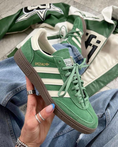 Adidas Handball Spezial, Adidas Handball, Trendy Shoes Sneakers, Basket Style, Shoe Wishlist, Funky Shoes, Adidas Shoes Women, Adidas Spezial, Stunning Shoes