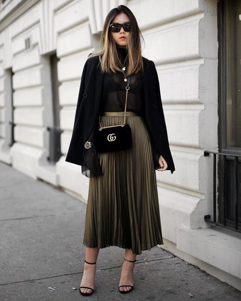 / Twins / Italy Green Pleated Skirt Outfit Winter, Green Pleated Skirt Outfit, Pleated Skirt Outfits, Green Pleated Skirt, Olive Green Skirt, Pleated Skirt Outfit, Olive Skirt, Winter Skirt Outfit, Winter Fits